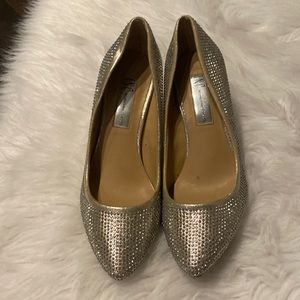 International concepts Silver pumps